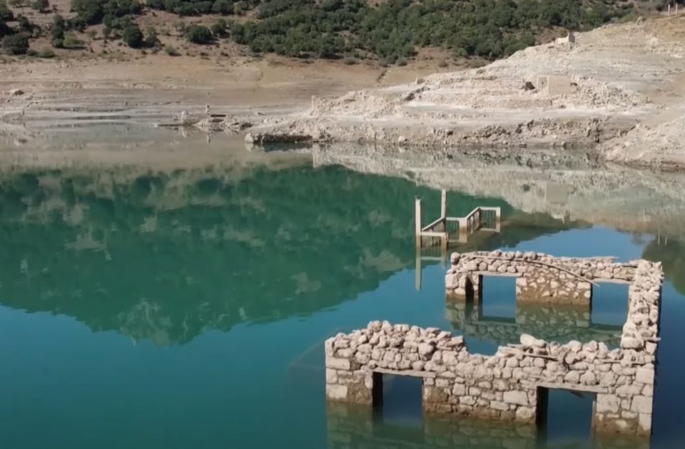 VIDEO: U Grčkoj zbog suše iz veštačkog jezera izronilo selo potopljeno pre više od pola veka