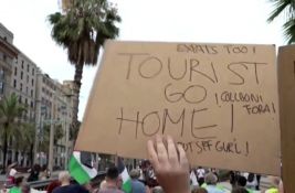 VIDEO: Građani Barselone protestovali protiv masovnog turizma, prskali turiste iz vodenih pištolja
