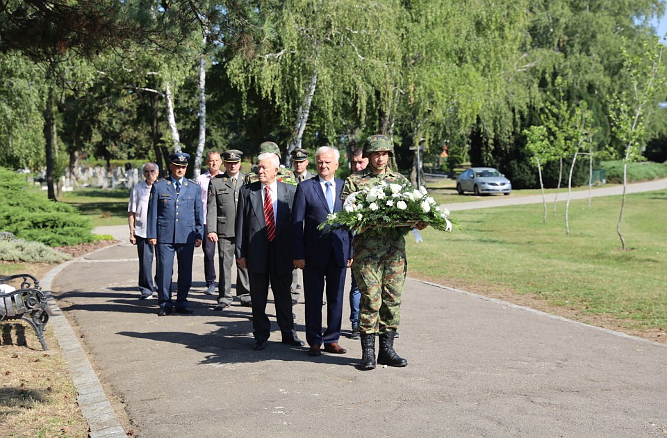 Povodom Dana ustanka položeni venci na Spomen groblje oslobodilaca Novog Sada