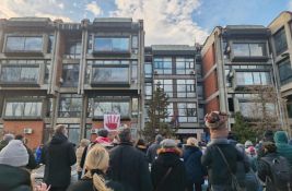 FOTO, VIDEO: Učesnici protesta kod Filozofskog fakulteta uputili podršku studentima u blokadi