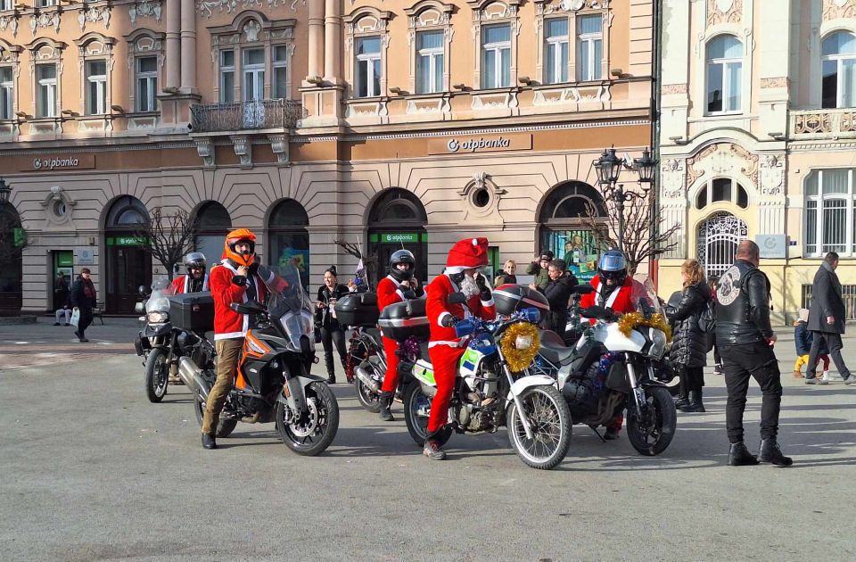 Moto Deda Mrazovi i ove godine nose poklone najmlađim Novosađanima