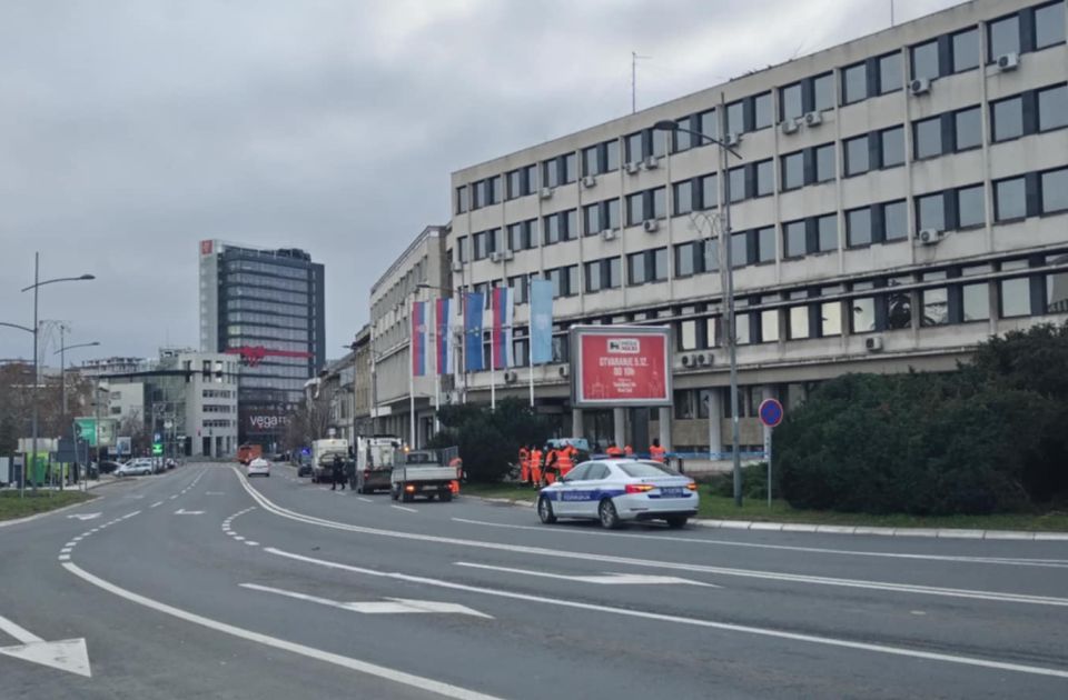 FOTO, VIDEO: Pere se trotoar ispred Skupštine odmah posle protesta i to uz obezbeđenje