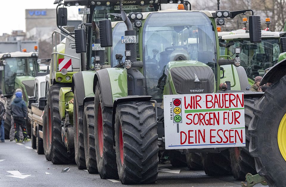 VIDEO: Hiljade traktora, kamiona i ljudi blokiralo Berlin u velikom protestu poljoprivrednika