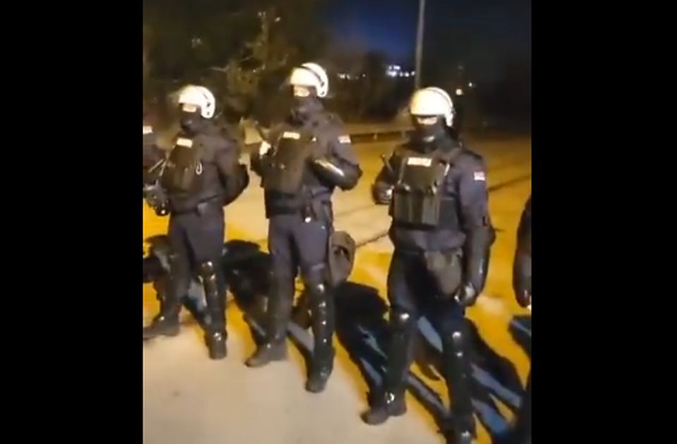 FOTO, VIDEO: Veliki broj policajaca uklonio šator i oterao aktiviste sa Starog savskog mosta