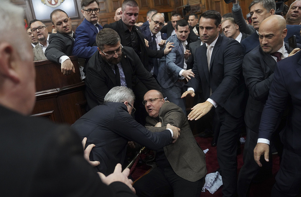 Opozicija o dešavanjima u skupštini: Brnabić i SNS ukinuli parlament i državu 