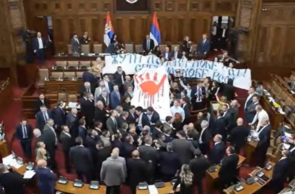 VIDEO: Fizički sukob poslanika Skupštine Srbije i veliki transparent sa "krvavom" šakom