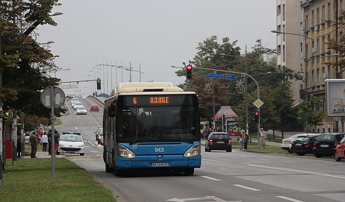 Novosađanin tvrdi da ga je kontrolor GSP-a gurnuo iz autobusa