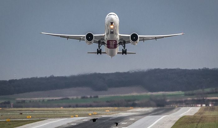 Avion sa 326 putnika prinudno sletelo jer je pilot prosuo kafu