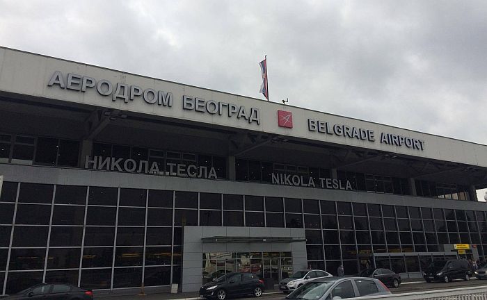 Norvežanin ugasio cigaretu ispred beogradskog aerodroma i oduzet mu pasoš