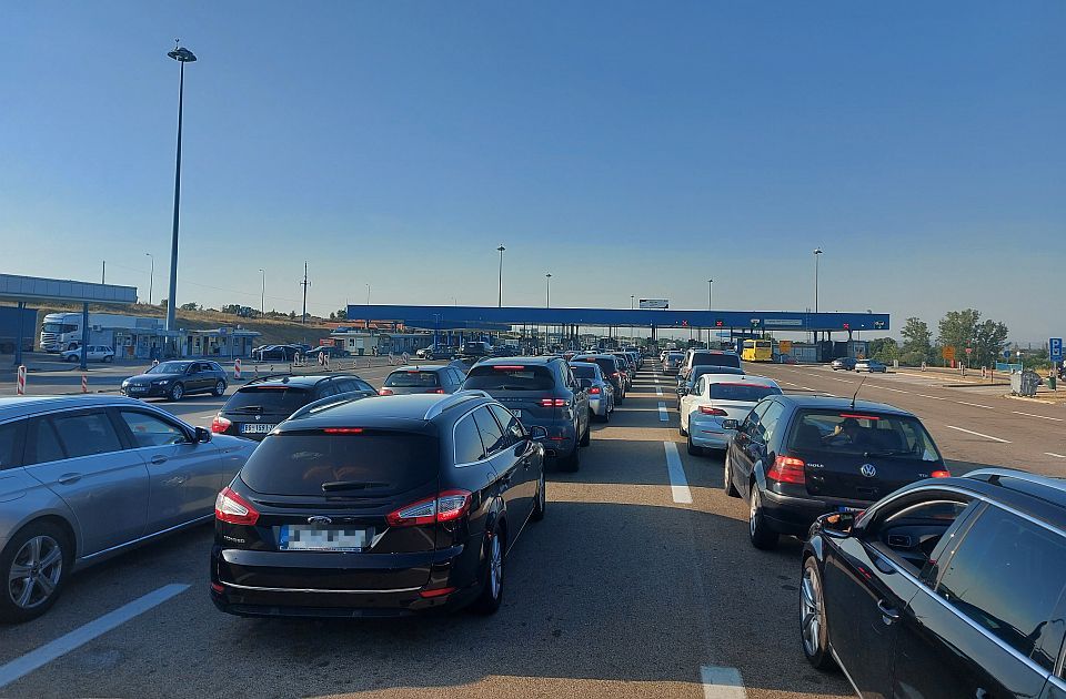 AMSS: Automobili na granicama čekaju od pola sata do sat i po 