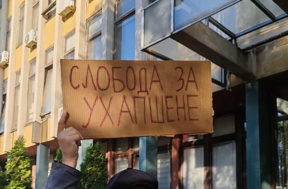 Protest profesora i studenata sa Akademije umetnosti danas u Novom Sadu: Traže slobodu za studenta