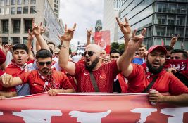 Berlinska policija zaustavila marš turskih navijača zbog znaka 