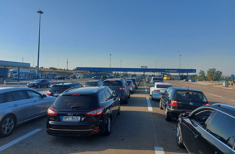 Automobili na granici čekaju do sat vremena