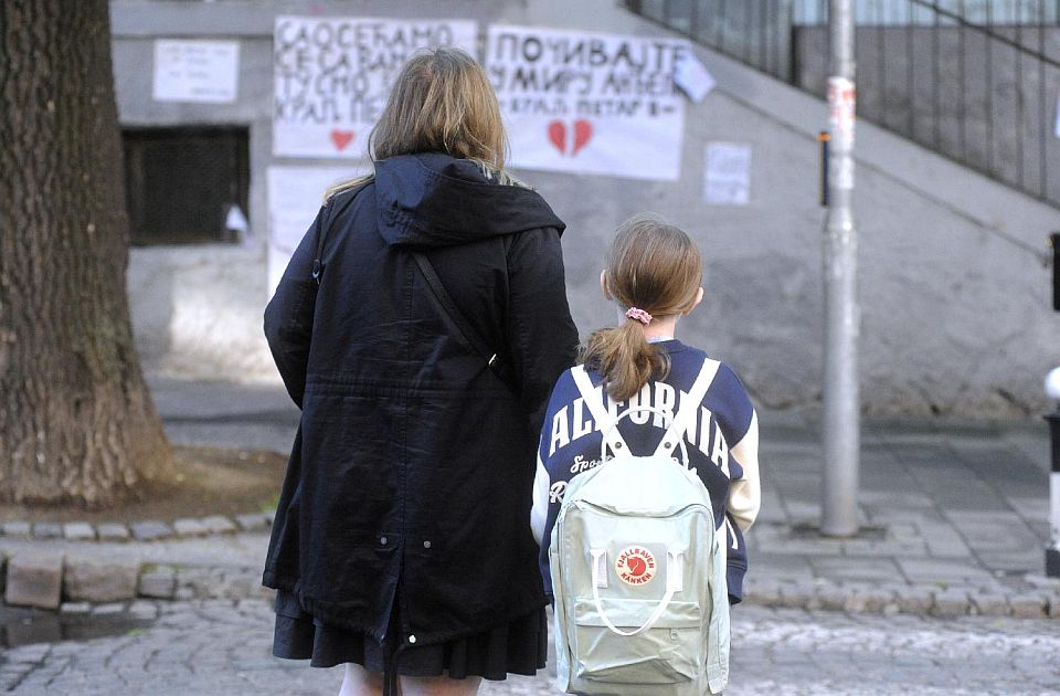 FOTO, VIDEO Roditelji dece ubijene u "Ribnikaru" protestuju ispred škole: Traže memorijalni centar