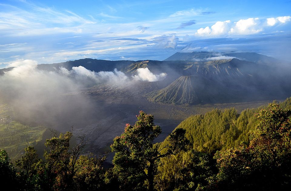 Zabeležene dve erupcije vulkana u Indoneziji 