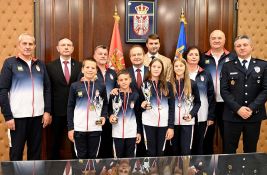 Osnovci iz Srbije osvojili srebrnu medalju na takmičenju o saobraćaju u Parizu