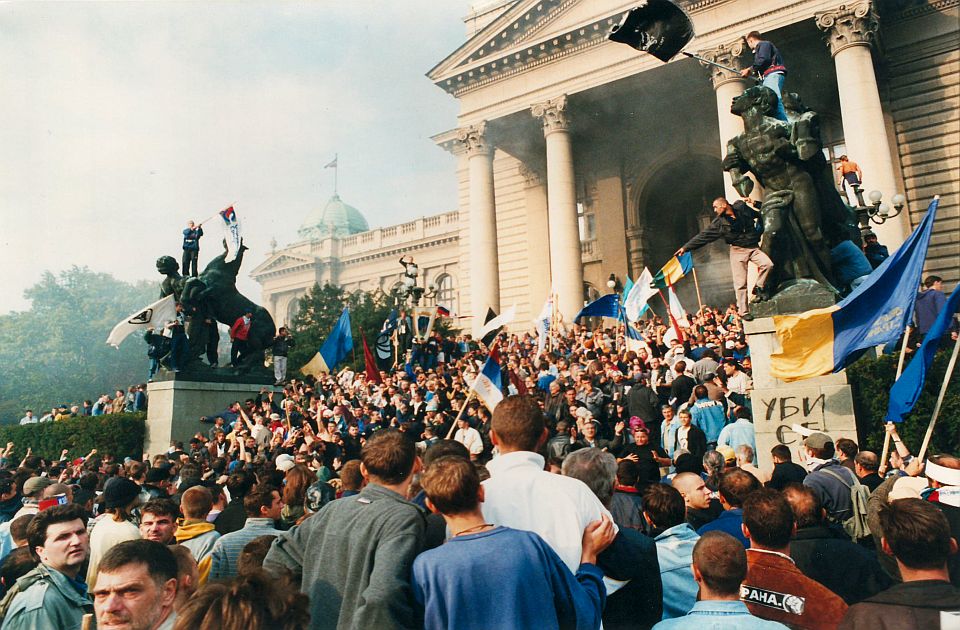 FOTO Novosadski fotoreporter je bio među prvima u Skupštini 5. oktobra: Pogledajte šta je zabeležio