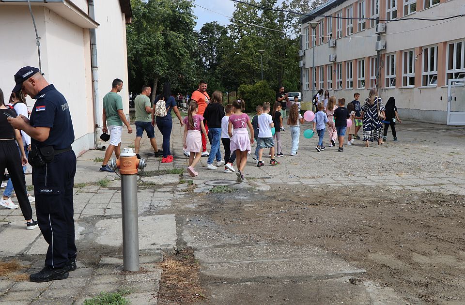 Šta će obezbeđenje u školama - u moje vreme nije bilo toga!