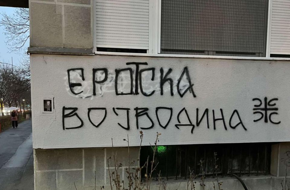 FOTO: Grafiti "srpska Vojvodina" u Novom Sadu pretvoreni u "erotska Vojvodina"