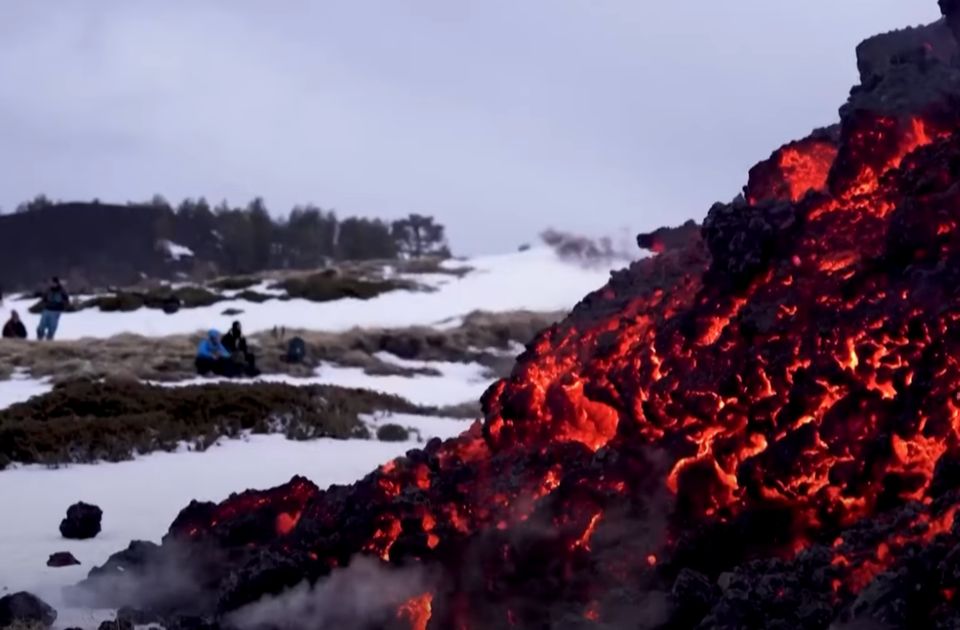 VIDEO: Spasioci upozoravaju turiste da noćnim posetama vulkanu Etna ugrožavaju svoje živote