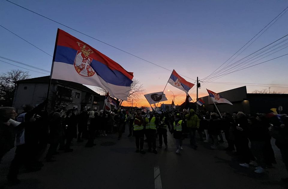 FOTO, VIDEO Zrenjaninski studenti stigli u Vršac: Dočekale ih kolege i građani u suzama