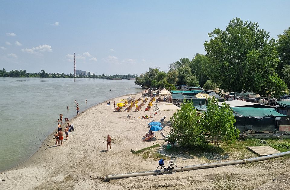 FOTO Kako je na Oficircu: Malo smeća, malo mira, a nekima smetaju kafići