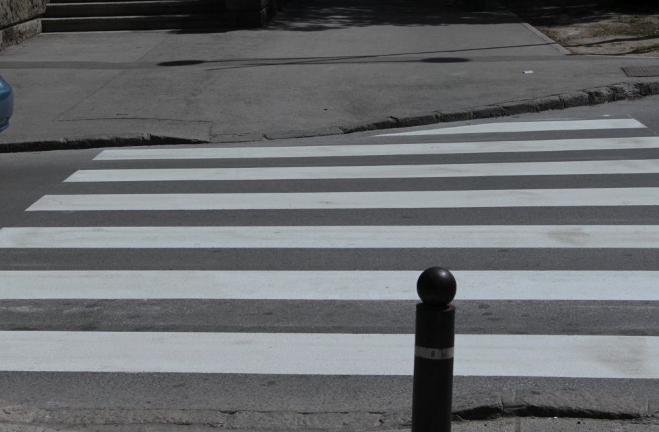 Kolima zakačio kolica sa bebom na pešačkom prelazu na Vračaru, pa pretukao oca deteta