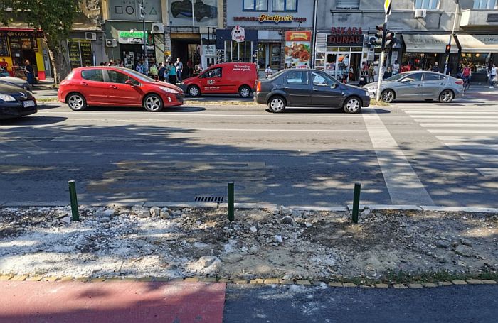 FOTO: Zaštitni stubići u delu Futoške ulice protiv bahato parkiranih vozila