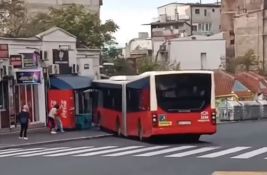 VIDEO: Autobus bez vozača u Beogradu završio u trafici, za malo naleteo na pešake