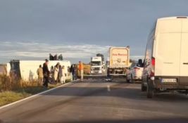 VIDEO: Jedna osoba poginula, 27 povređeno u teškom udesu između Novog Sada i Inđije