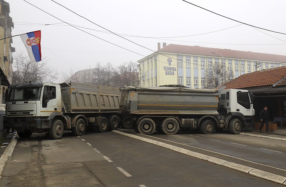 Postavljena još jedna barikada - blokiran ulaz u severni deo Kosovske Mitrovice