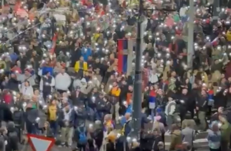 VIDEO: Neposredno pre upotrebe zvučnog topa policajci užurbano odlaze sa lokacije