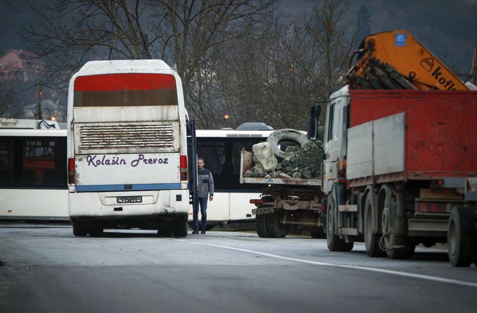 Dečak i mladić ranjeni kod Štrpca u dobrom stanju, građani prekinuli proteste i blokadu puta 