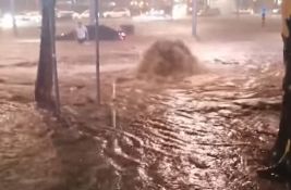 VIDEO Beograd u vodi: Automobili plivali, poplavljeni objekti, blokirani podzemni prolazi