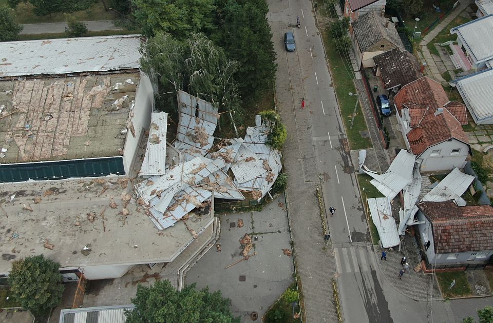 FOTO, VIDEO: Sportske sale dve novosadske škole u nevremenu ostale bez krovova