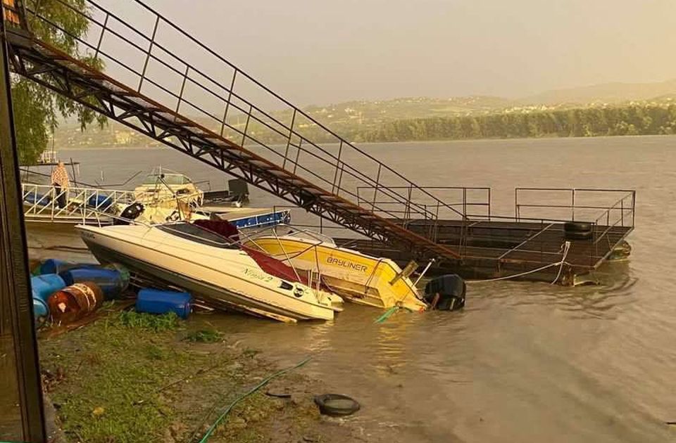 FOTO, VIDEO Čitaoci javljaju: Nevreme prevrtalo čamce na Kamenjaru, vetar pokidao balon halu