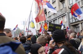 VIDEO: Na građane na protestu u Beogradu sa gradilišta bacani topovski udari i flaše