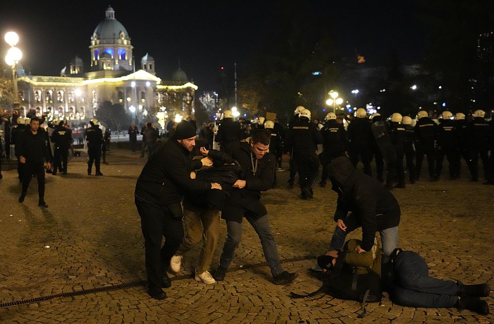 Novinar Nove povređen na protestu, policajac ga udario pendrekom