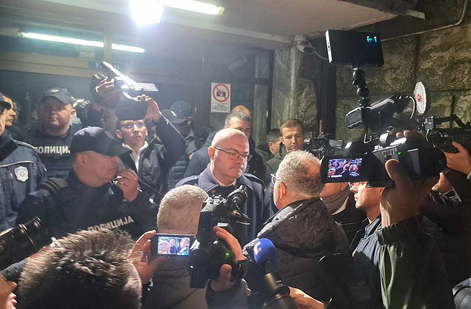 VIDEO: Održan osmi protest: Ispred Policijske uprave Beograda tražene informacije o uhapšenima