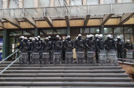 Oko 35 pripadnika policije u opremi za demonstracije čeka protest ispred novosadskog suda