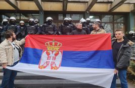 FOTO, VIDEO: Policija u opremi za demonstracije ispred novosadskog suda, stigla i opozicija