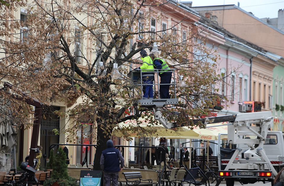 FOTO, VIDEO: Nastavlja se novogodišnje ukrašavanje Novog Sada, deo javnosti negoduje