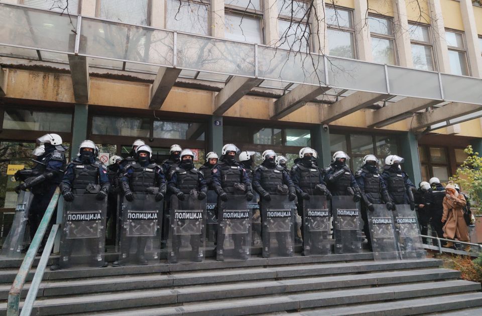 Grublja taktika vlasti: Policijska represija i politički zatvorenici u Srbiji