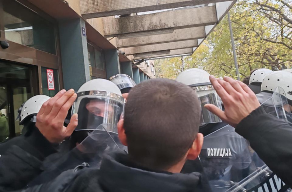 UŽIVO VIDEO, FOTO Haos ispred suda u Novom Sadu: Sukob policije i opozicionara, otimanje oko štita