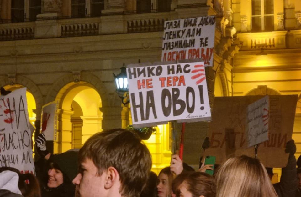 FOTO, VIDEO Održan protest srednjoškolaca ispred Gradske kuće: "Kada ćutnja kaže mnogo više od reči"