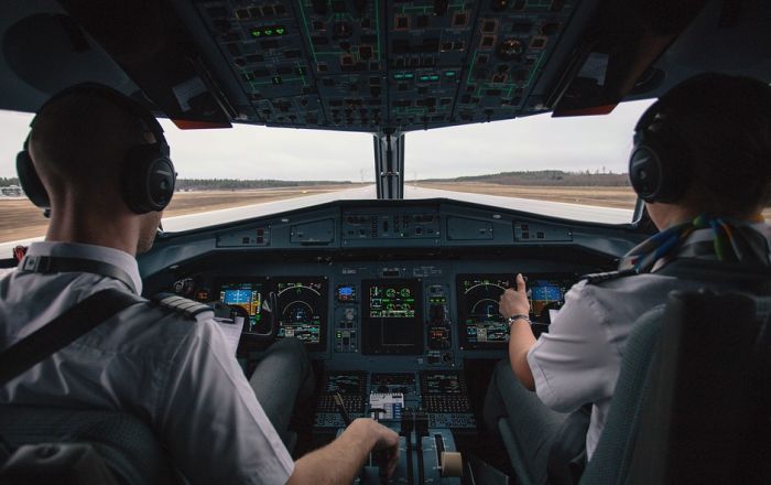 Avion prinudno sleteo zbog razbijenog prozora na kokpitu