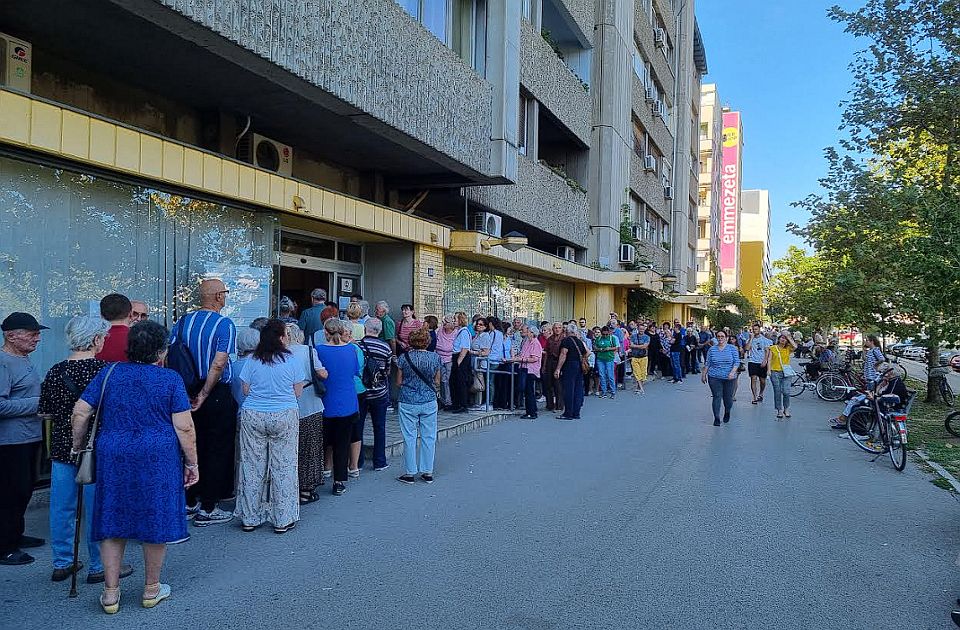 VIDEO Veliki broj građana kod EPS-a, ponovo uvećani računi - dokle više problemi?