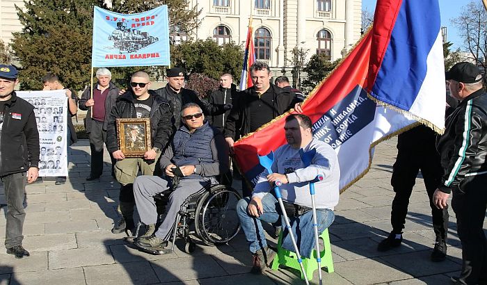 Održan protest ratnih veterana ispred Skupštine Srbije