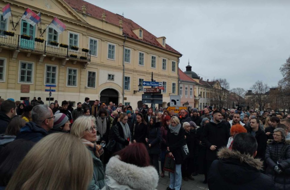 FOTO, VIDEO Veliki broj građana ispred Karlovačke gimnazije: Tišina i poruka - "ovako više ne može"