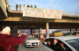 FOTO, VIDEO: Veliki broj taksista stigao u Novi Sad po beogradske studente